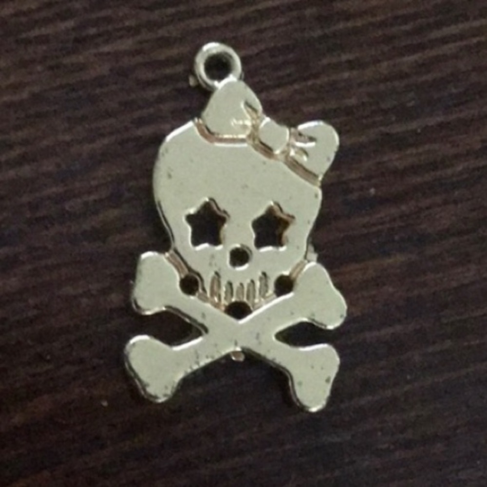 SKULL PENDANT ☠️🎀